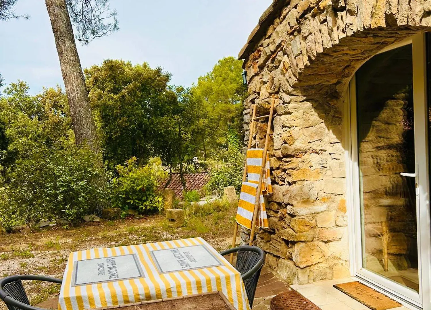 Hotel Cabanon Sainte Victoire Maison d'hôtes Saint-Marc-Jaumegarde